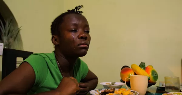 Fotograma 1: Martha llorando